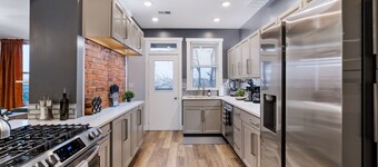 Spacious Mount Washington Retreat – King Bed, Gym, 2 Decks & Skyline Views