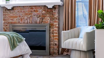 4 habitaciones, escritorio y tabla de planchar con plancha