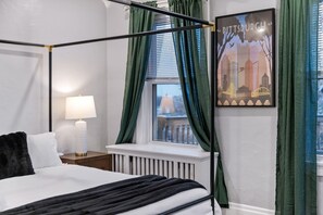 4 bedrooms, desk, iron/ironing board, travel crib - Spacious Mount Washington Retreat – King Bed, Gym, 2 Decks & Skyline Views (Pittsburgh)