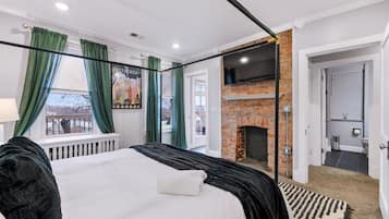 4 habitaciones, escritorio y tabla de planchar con plancha