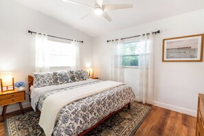 3 habitaciones, tabla de planchar con plancha y cuna de viaje
