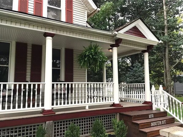 Exterior - Come stay and relax at the Captain's House in Historic Vermilion Harbor Town. (Vermilion)