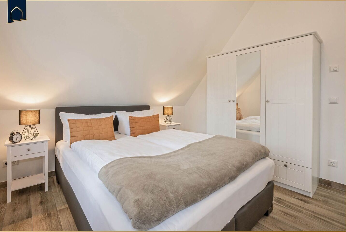 2 bedrooms, desk, iron/ironing board, WiFi