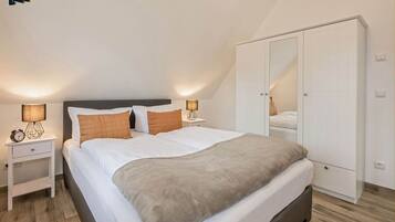 2 bedrooms, desk, iron/ironing board, WiFi