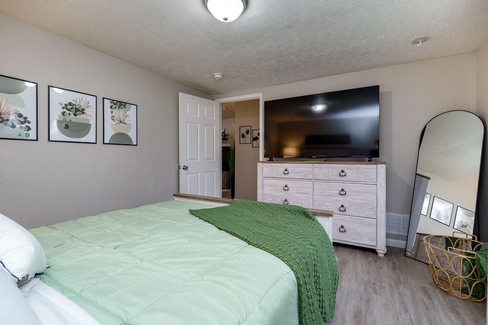 Beautiful cozy home in Fairborn. Maid service included! Fairborn Vrbo