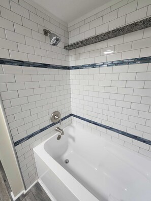 Shower, hair dryer, towels, shampoo - Coastal Cabin Retreat (Longs)