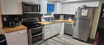 Spacious 3BR Retreat-10 minutes to the Beach! Pet Friendly!