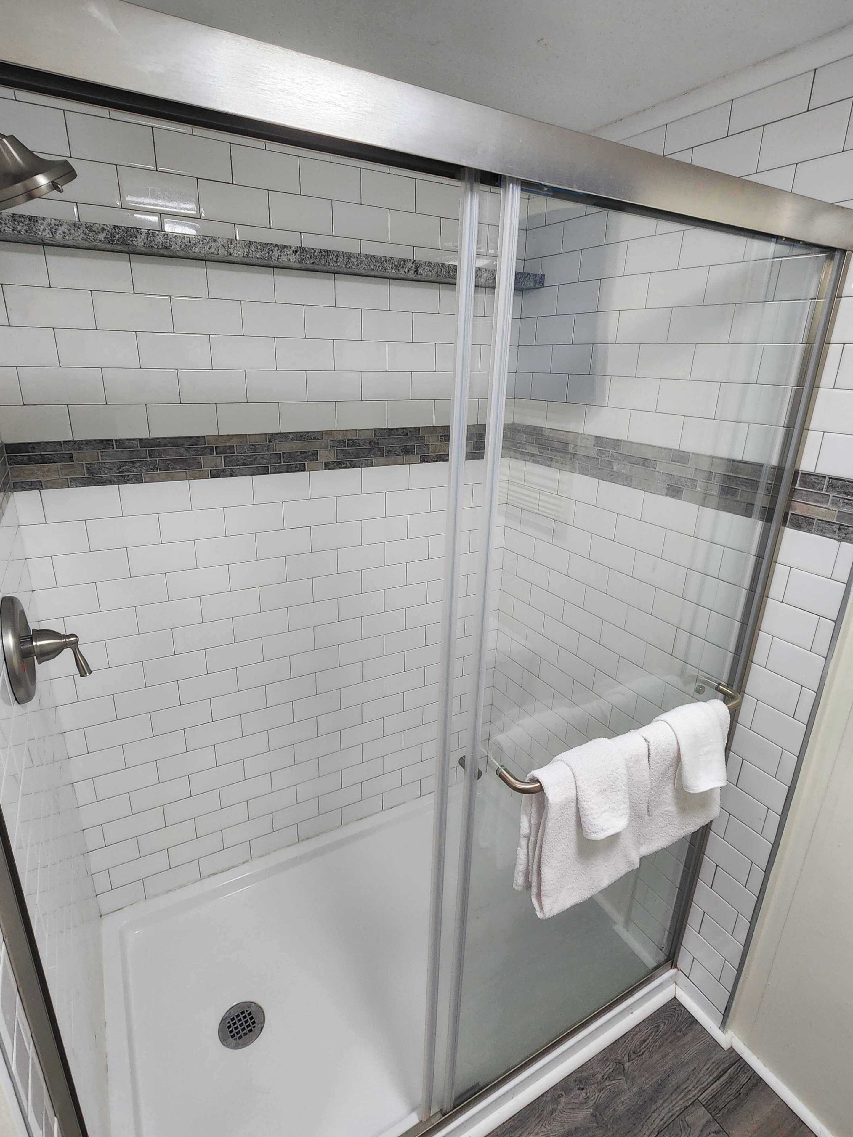 Een douche, een haardroger, handdoeken, shampoo