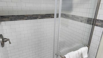 Een douche, een haardroger, handdoeken, shampoo