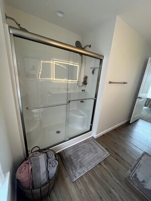 Dusche, Haartrockner, Handtücher, Toilettenpapier