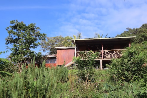 Cottage Eco Responsable en Bois au Décor Atypique au Coeur de la Nature