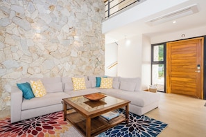 TV - CASA DESTINO modern luxuyr wtih pool - walking distance to beach (Los Pargos)