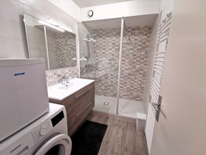Shower, hair dryer, towels