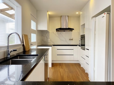 Fridge, microwave, oven, stovetop. Browns Bay Spacious Retreat- near Beach & Shopping