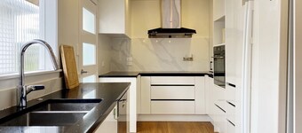 Browns Bay Spacious Retreat- near Beach & Shopping