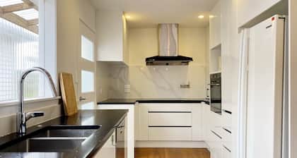 Browns Bay Spacious Retreat- near Beach & Shopping