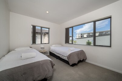 7BR 3BH Beach Escape. 2 min to Browns Bay Beach