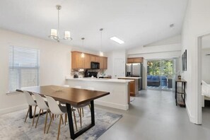 Dining - 40% Off NAVARRE Hidden Gem! King Suite• Beach Gear• Fenced Yard• Family Friendly (Navarre)