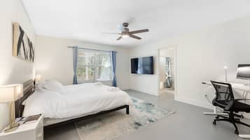 3 bedrooms, desk, iron/ironing board, travel crib