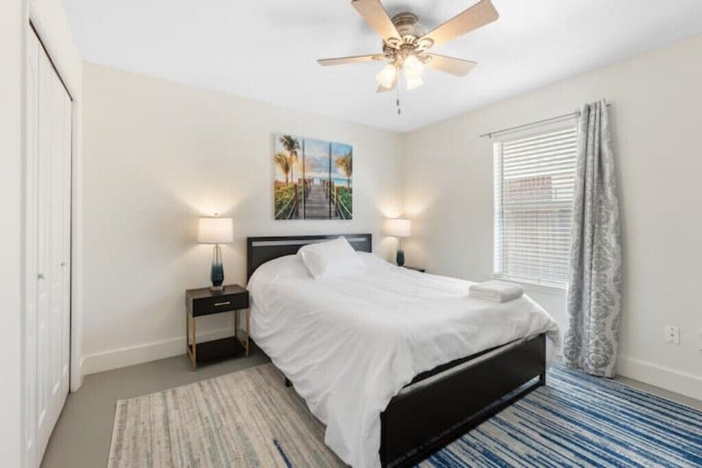 3 chambres, bureau, fer et planche à repasser, lit parapluie