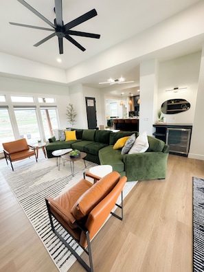 Smart TV, fireplace, video games, DVD player - Luxury Home! Hot Tub, SportCourt, Putting Green, & BunkRoom for kids! (Lava Hot Springs)