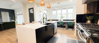 Luxury Home! Hot Tub, SportCourt, Putting Green, & BunkRoom for kids!