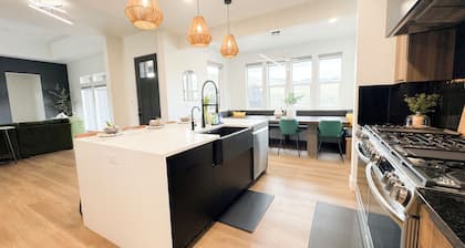 Luxury Home! Hot Tub, SportCourt, Putting Green, & BunkRoom for kids!