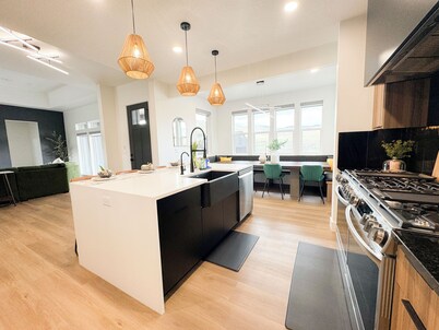 Luxury Home! Hot Tub, SportCourt, Putting Green, & BunkRoom for kids!