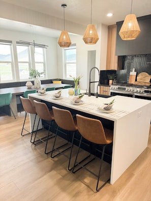 Fridge, microwave, oven, stovetop - Luxury Home! Hot Tub, SportCourt, Putting Green, & BunkRoom for kids! (Lava Hot Springs)