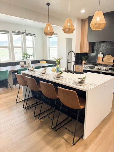 Luxury Home! Hot Tub, SportCourt, Putting Green, & BunkRoom for kids!