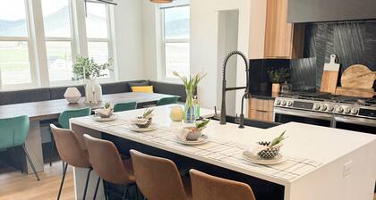 Luxury Home! Hot Tub, SportCourt, Putting Green, & BunkRoom for kids!