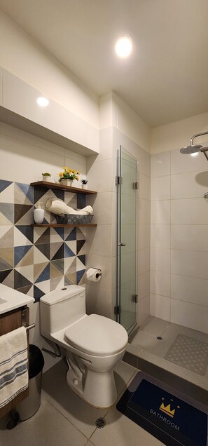 Haartrockner, Handtücher, Seife, Toilettenpapier