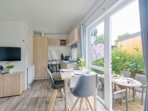 Kjøleskap, ovn og kjøkkenutstyr