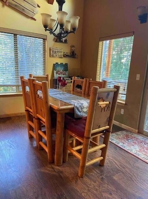 Dining - Creekside Cabin- nature just footsteps away! (Packwood)