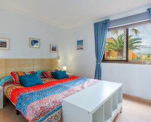 1 Schlafzimmer, Schreibtisch, Bügeleisen/Bügelbrett, Reisekinderbett