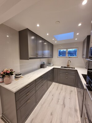 Fridge, microwave, oven, stovetop - Modern and complete accommodation (Västmanlands län)