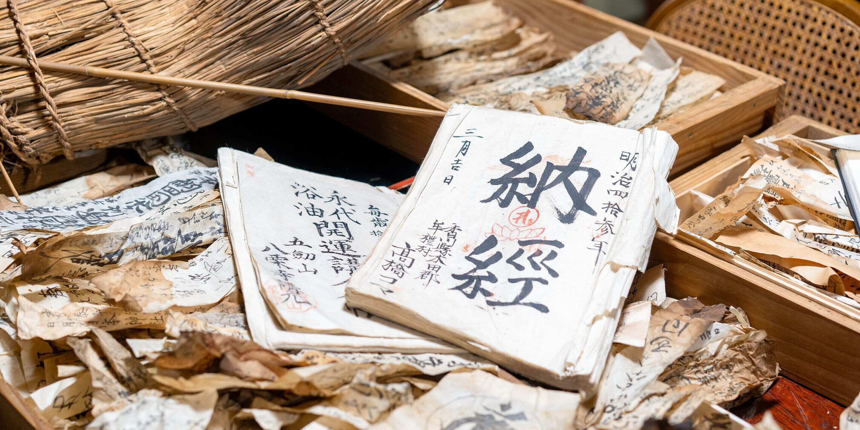 Et traditionelt japansk rum med halm måtte, trææsker og ruller med kalligrafi.