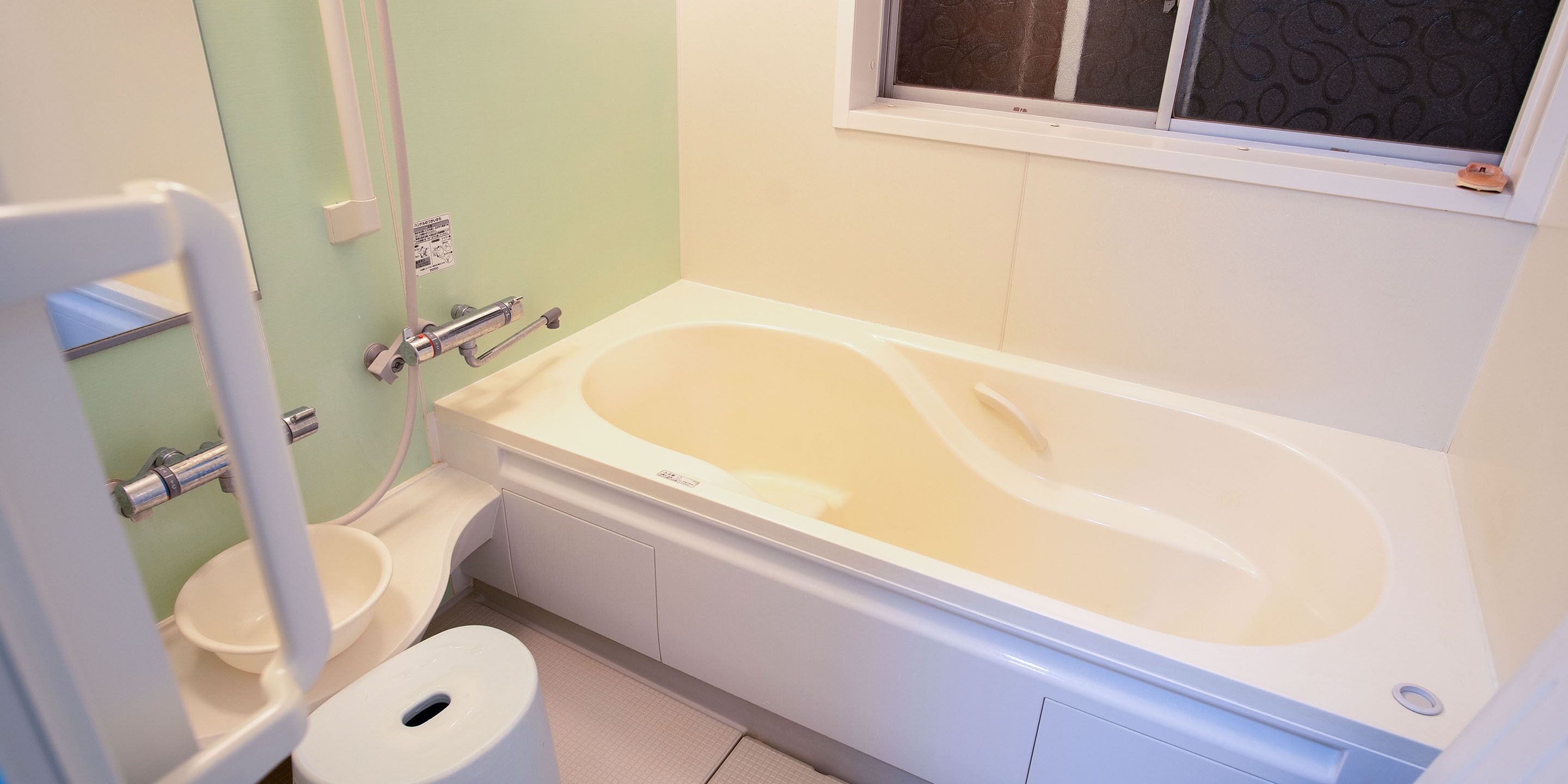 Un baño con bañera, inodoro y bidé.