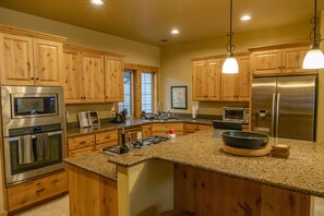 Fridge, microwave, oven, stovetop - Lux home fully stocked near Ski/Hike/Bike/Downtown (Bend)