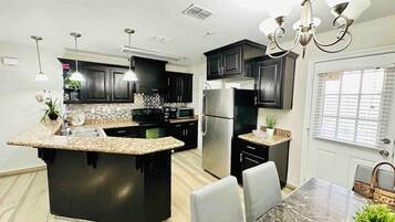 Een koelkast, een magnetron, een oven, een kookplaat