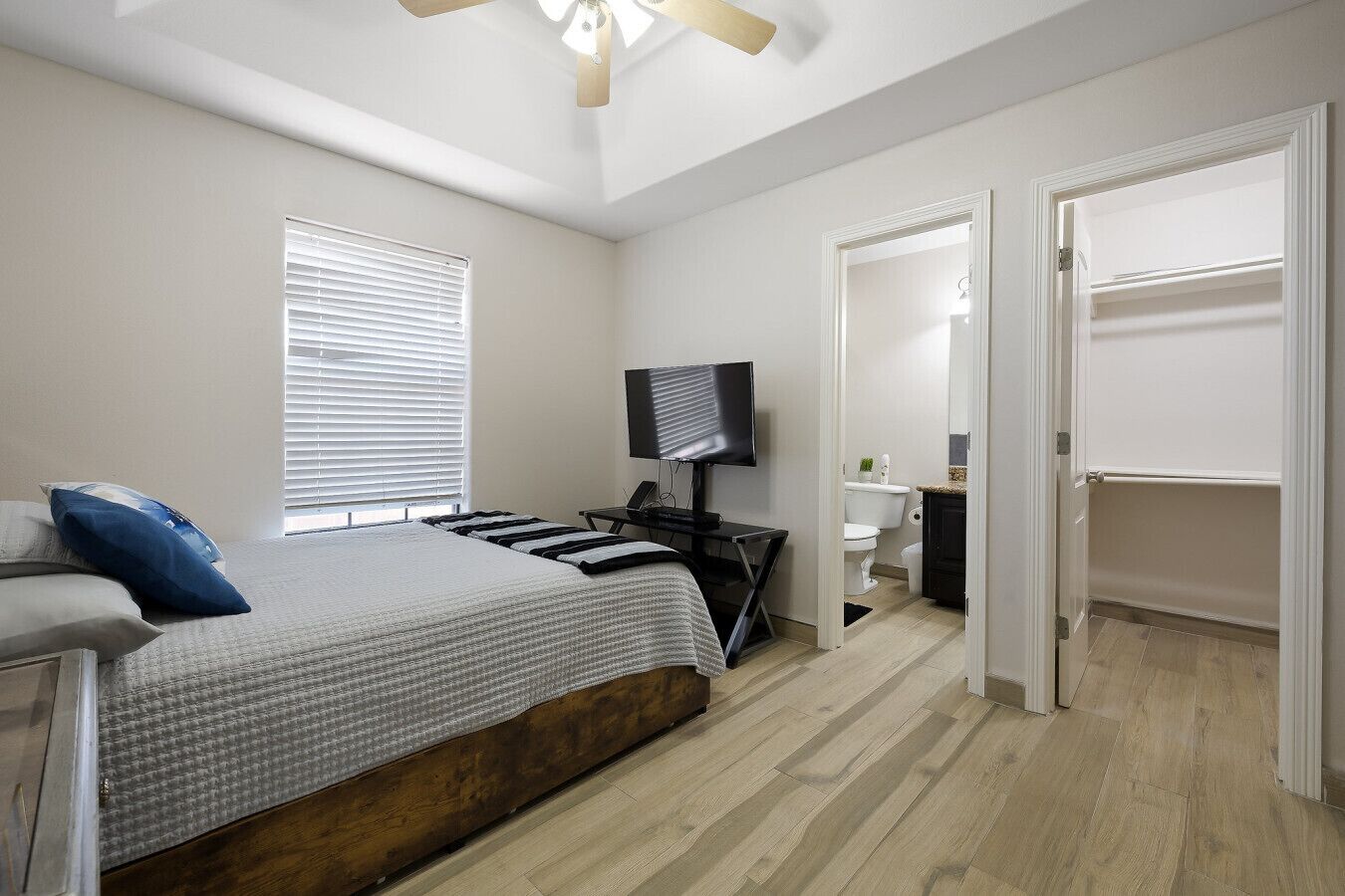 2 chambres, fer et planche à repasser, accès au Wi-Fi (inclus)