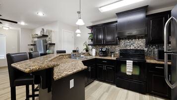 Réfrigérateur, four à micro-ondes, un four, surface de cuisson