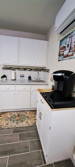 Mikrobølgeovn, kogeplade, kaffe-/temaskine, brødrister