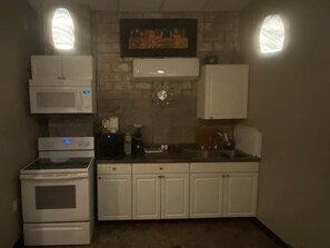 Private kitchen - Soda Room quiet Business Stay/ Wi‑Fi/Gated Parking (McComb)