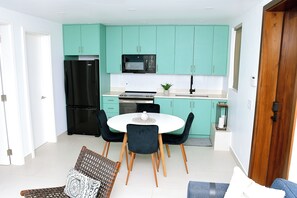 Micro-ondes, four, plaque de cuisson, tables à manger