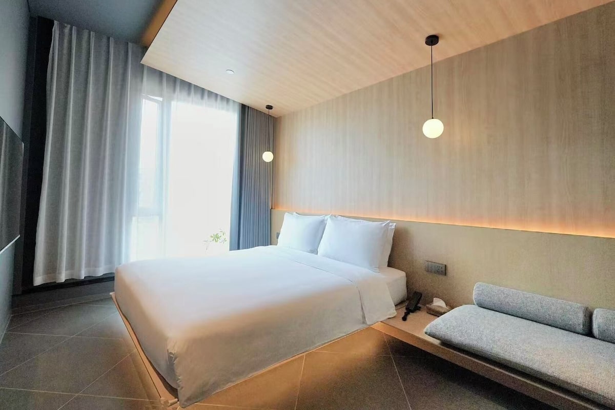 Design Room | 1 bedroom, down comforters, pillowtop beds, free minibar