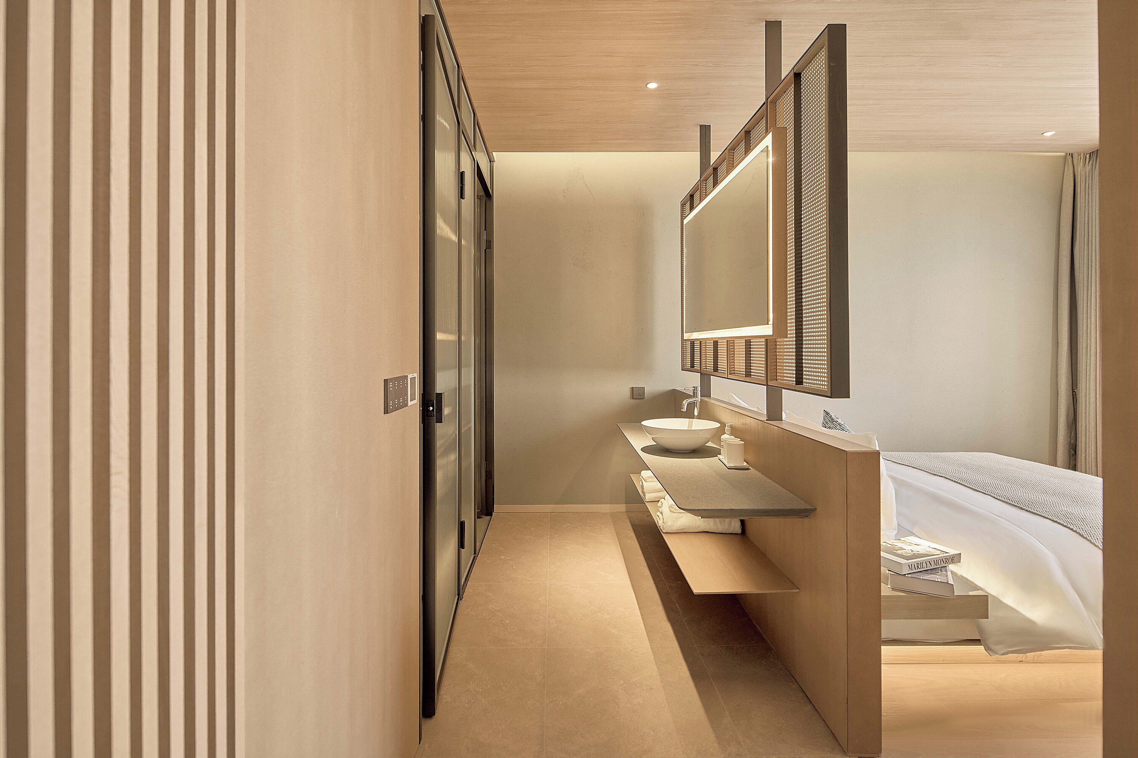 Executive Studio Suite | Down comforters, pillowtop beds, free minibar, individually decorated