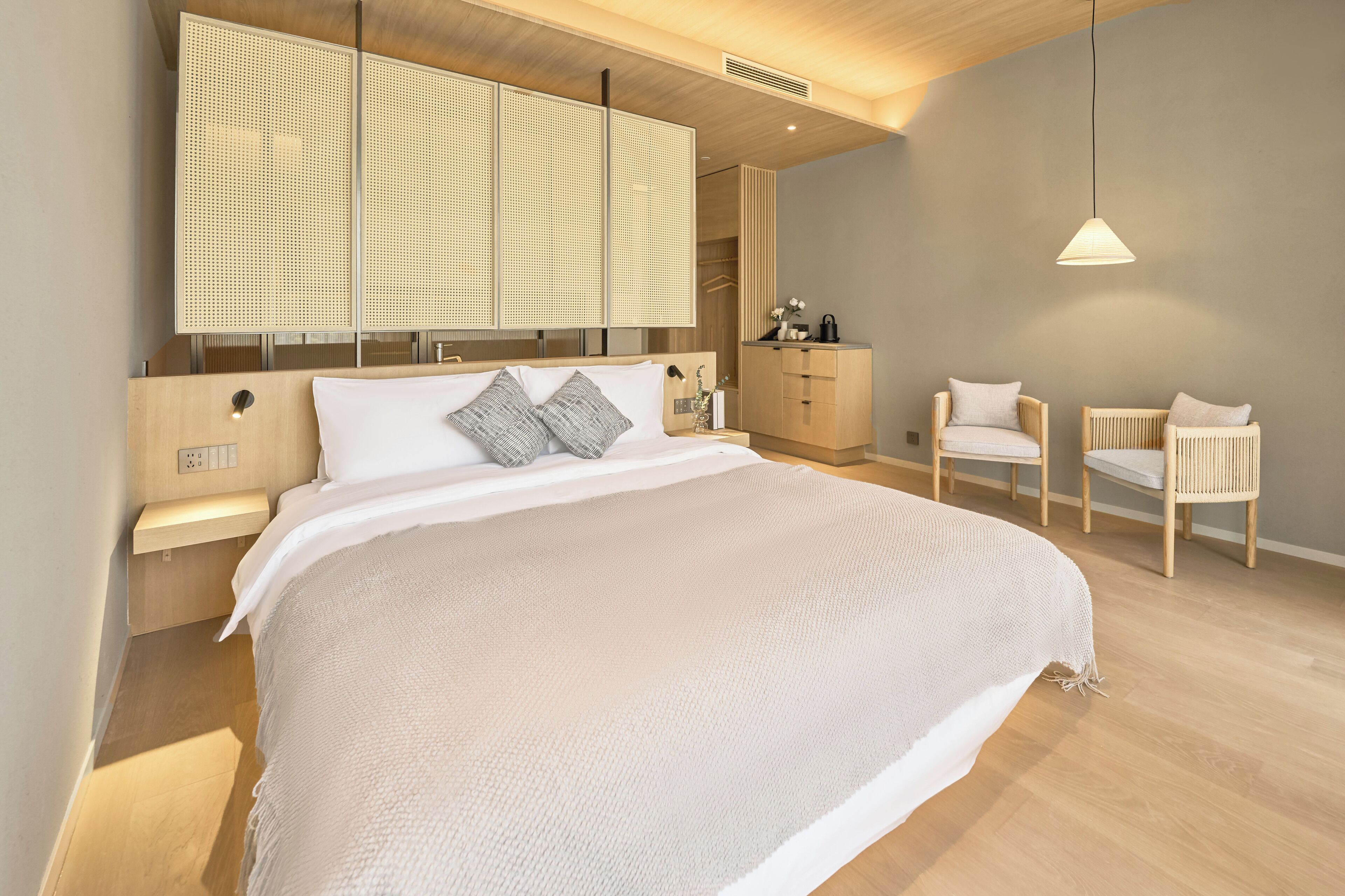 Executive Room | Down comforters, pillowtop beds, free minibar, individually decorated