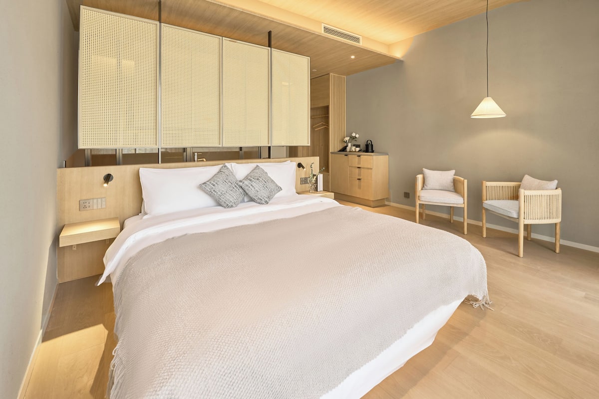 Executive Room | 1 bedroom, down comforters, pillowtop beds, free minibar