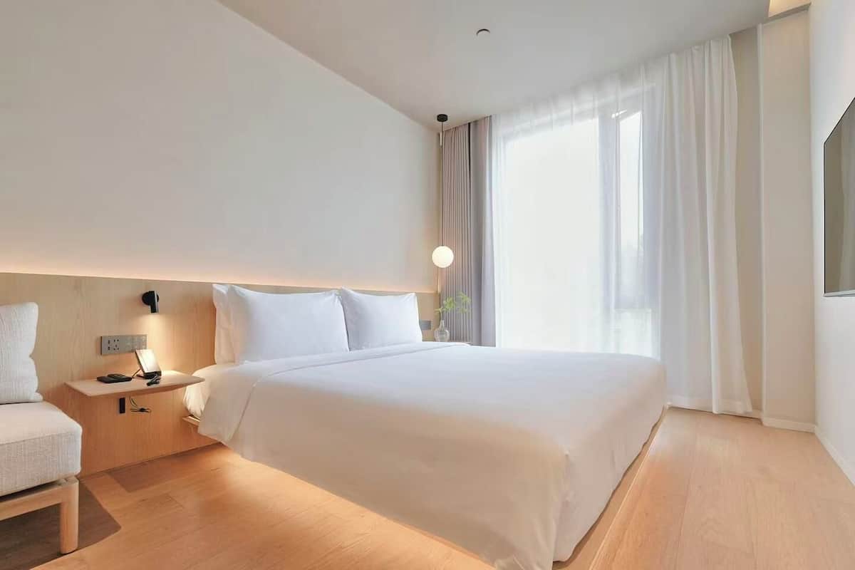 Classic Room | 1 bedroom, down comforters, pillowtop beds, free minibar